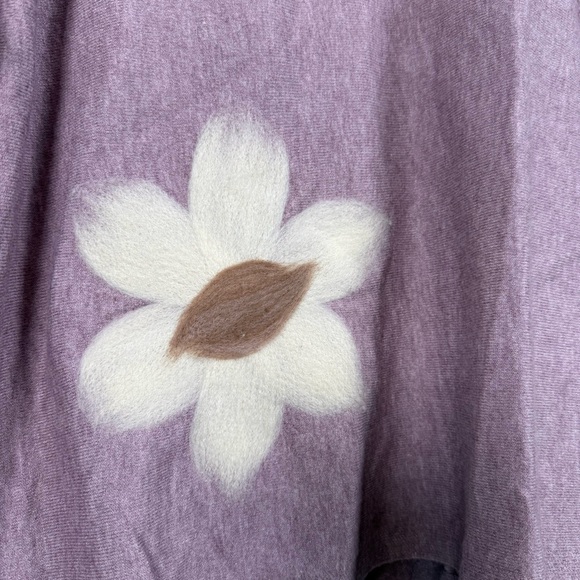 Aaeda Lavender V-Neck Sweater with Floral Design, Size XL - Picture 4 of 12
